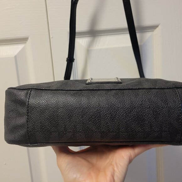 Michael Kors monogram messenger crossbody. EUC - Picture 6 of 16